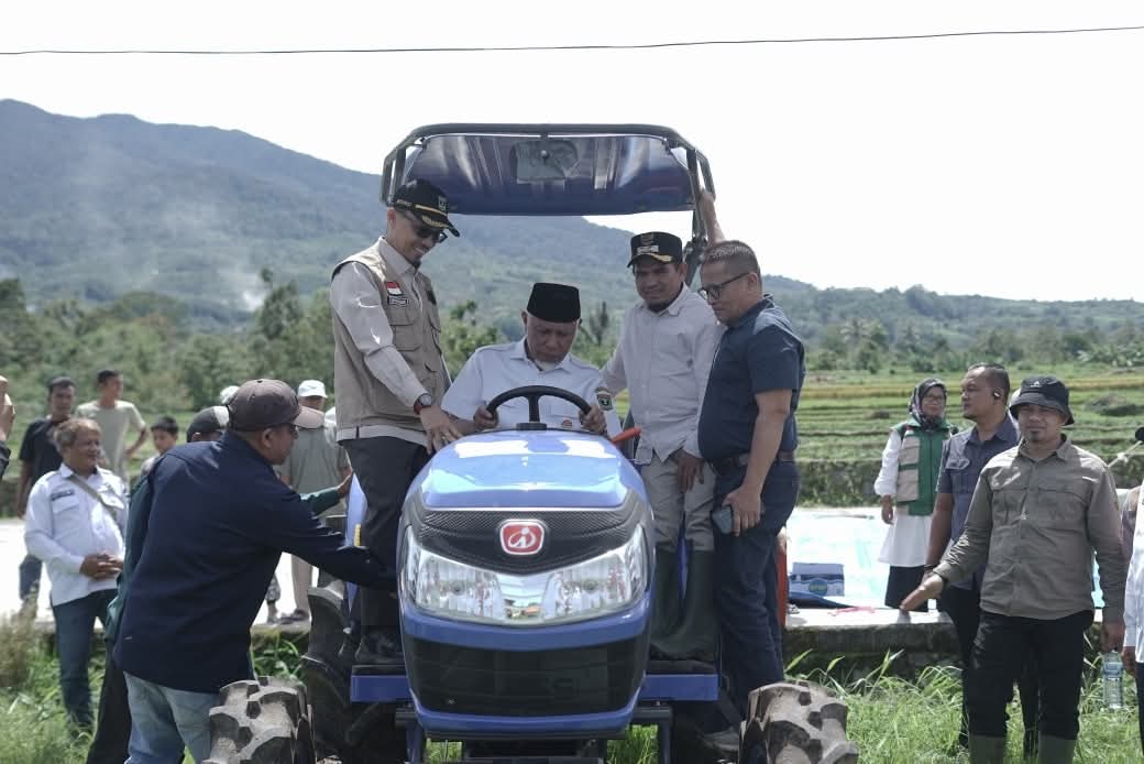 Gubernur Mahyeldi Serahkan Bantuan Alsintan untuk Kelompok Tani di Kabupaten Solok