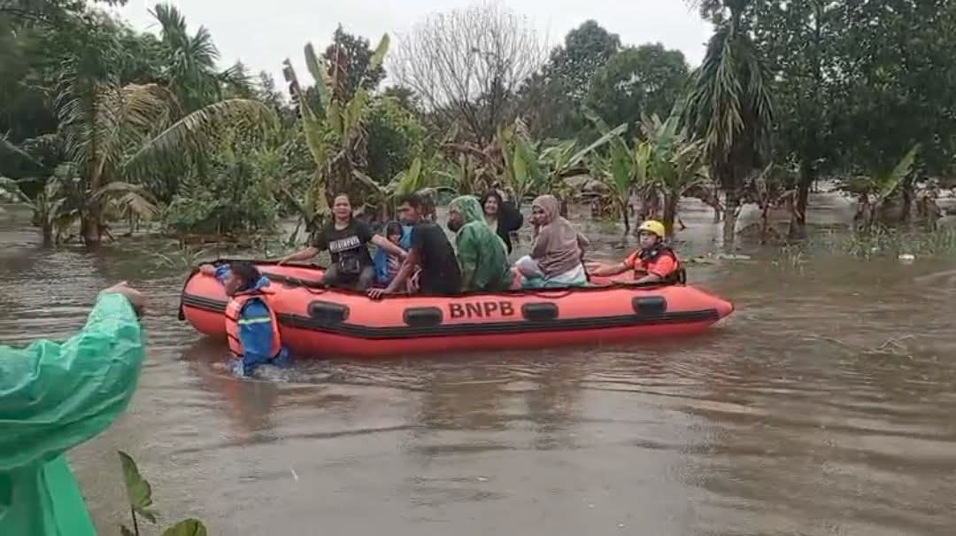 BPBD Kota Padang Evakuasi 8 Warga di Dadok Tunggul Hitam Menggunakan Perahu Karet