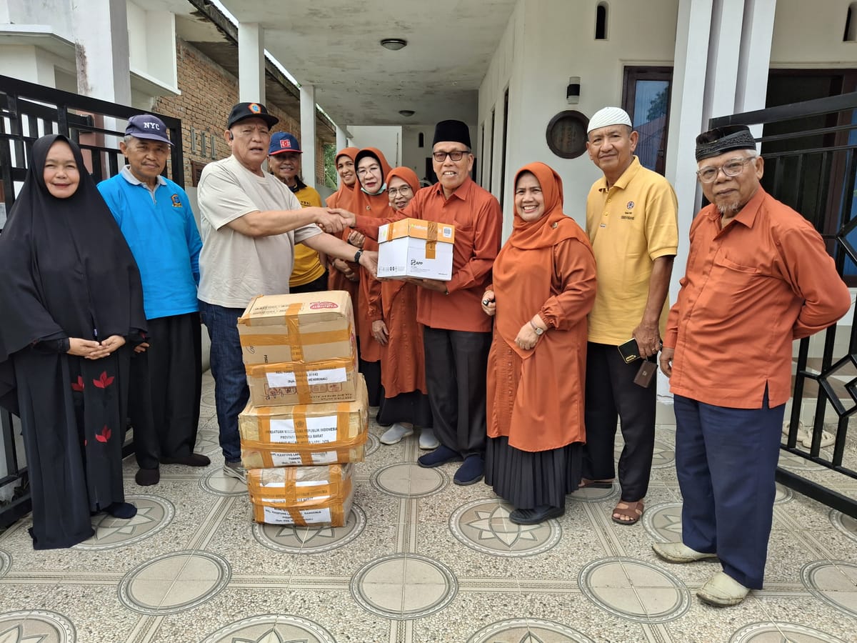 PWRI Sumbar Serahkan Pakaian Baru untuk Warga Terdampak Banjir Kabupaten Agam