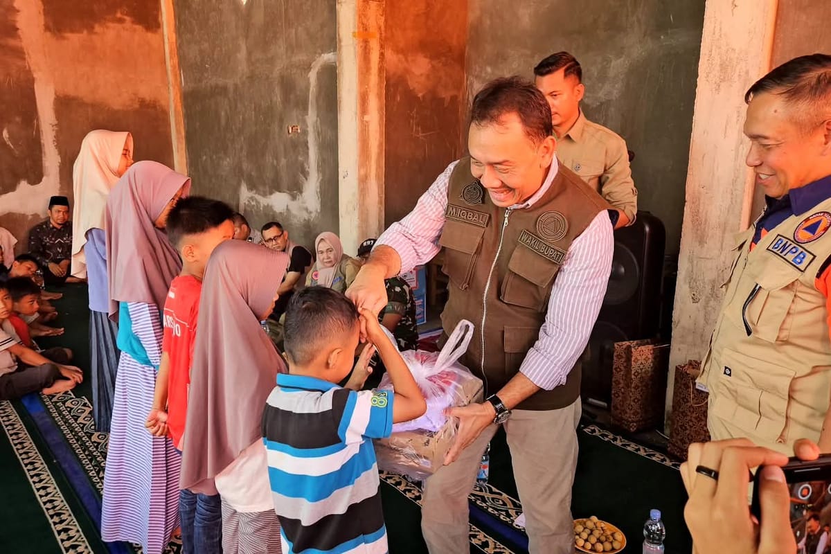 Pemkab Agam Serahkan Paket Seragam Sekolah Lengkap untuk Murid SDN 05 Kayu Pasak