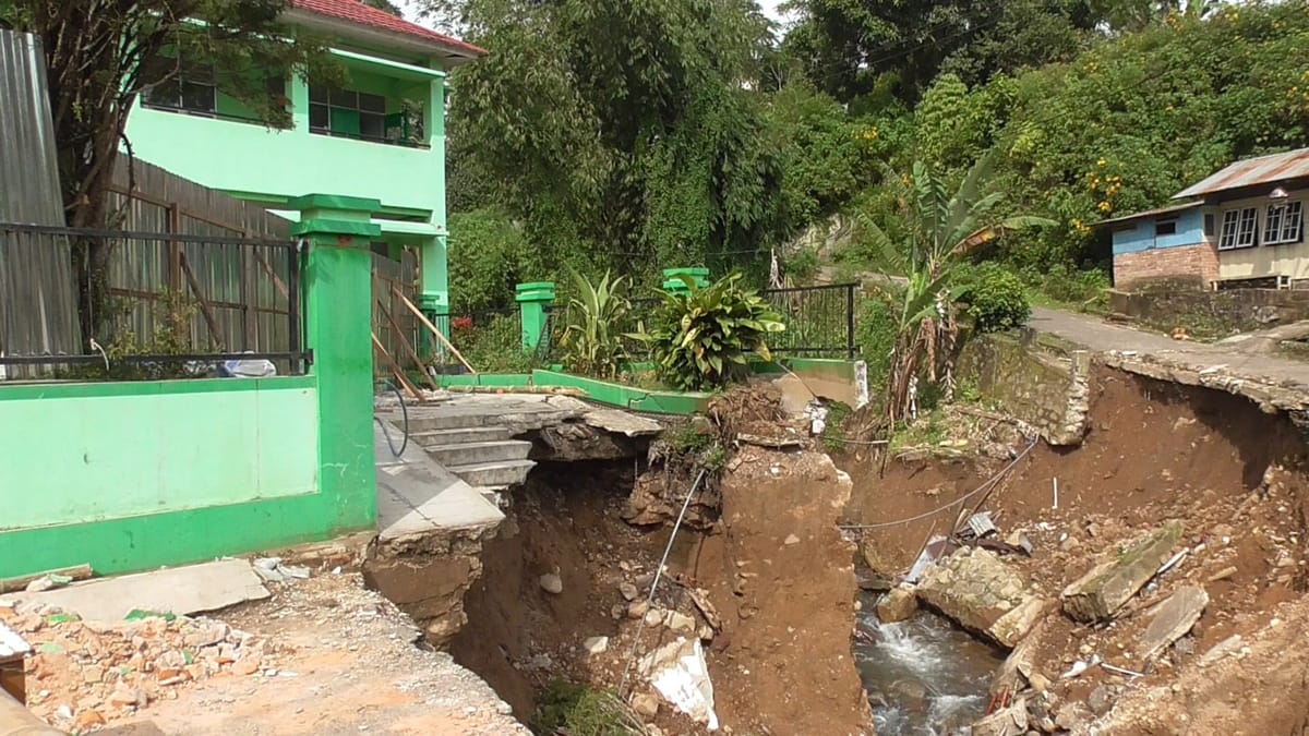 Banjir Bandang Agam Ganggu Sekolah, Puluhan Siswa MTsN 3 Absen karena Akses Putus