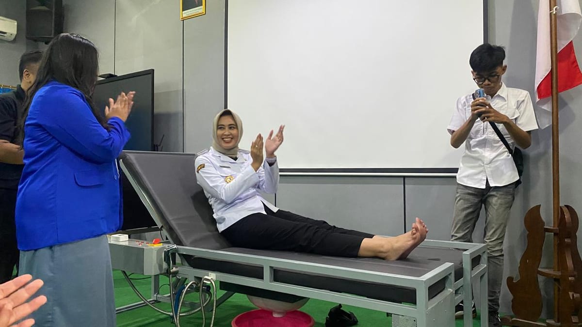 Siswa SMAN 4 Surakarta Maria Margaretha Mayfa Zee Saptono Ciptakan Bed Closet