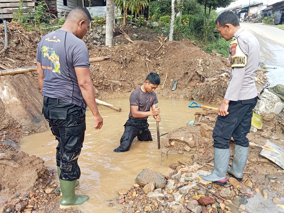 Polri Pulihkan Drainase Tersumbat dan Gorong-gorong di Rusip Antara