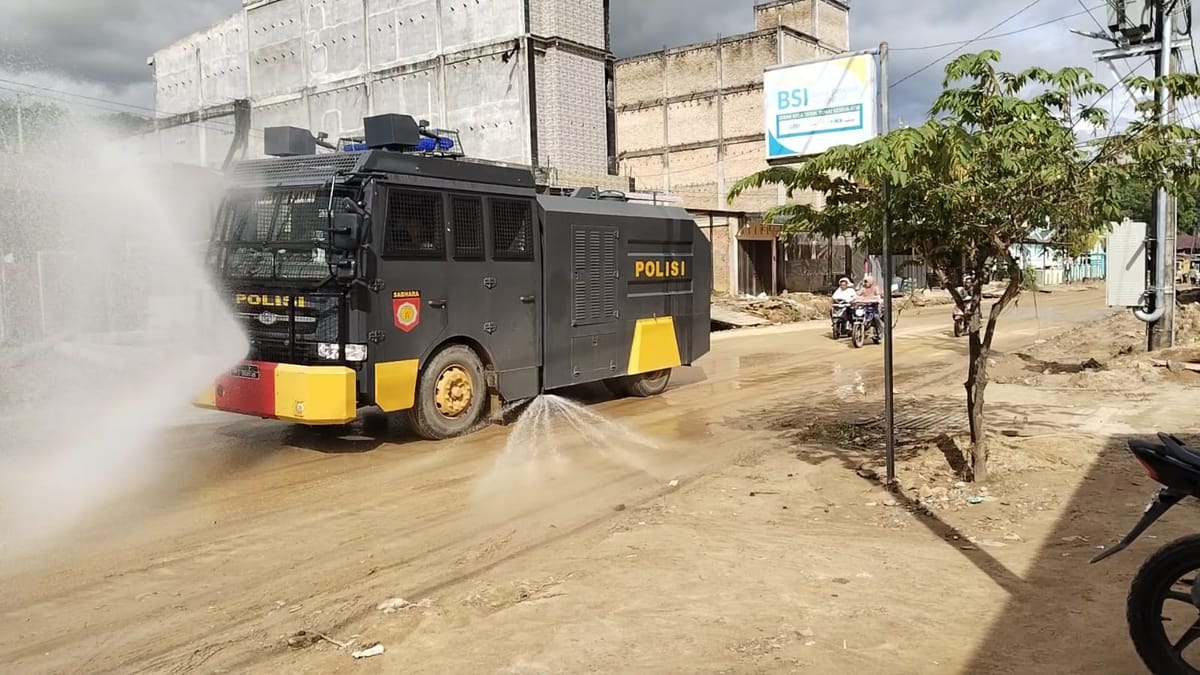 Water Cannon Disemprotkan di Jalan Lintas Aceh Selatan, Minimalisir Debu Pasca Banjir