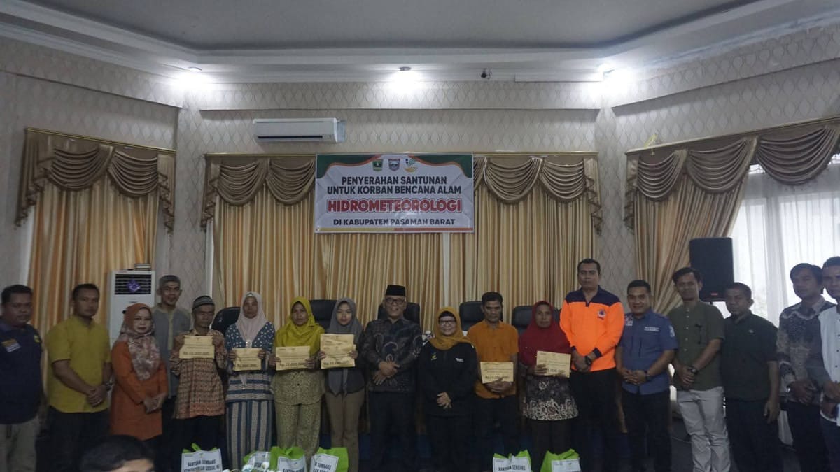 Bupati Pasaman Barat Serahkan Santunan kepada Delapan Ahli Waris Korban Bencana Hidrometeorologi