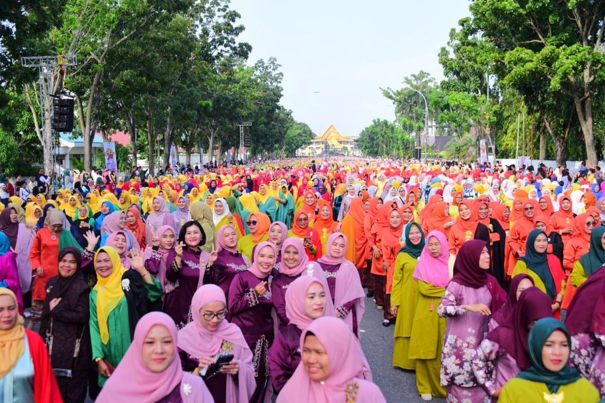 Tampilkan 6000 Penari, Kabupaten Bengkalis Turut Pecahkan Rekor MURI Tari Massal Zapin Berkebaya Laboh Kekek