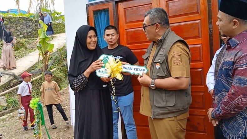 Penyerahan Hunian Tetap Hasil Kolaborasi Lembaga Amil zakat (LAZ) Ashpen dan Karang Waluh Group Kalimantan