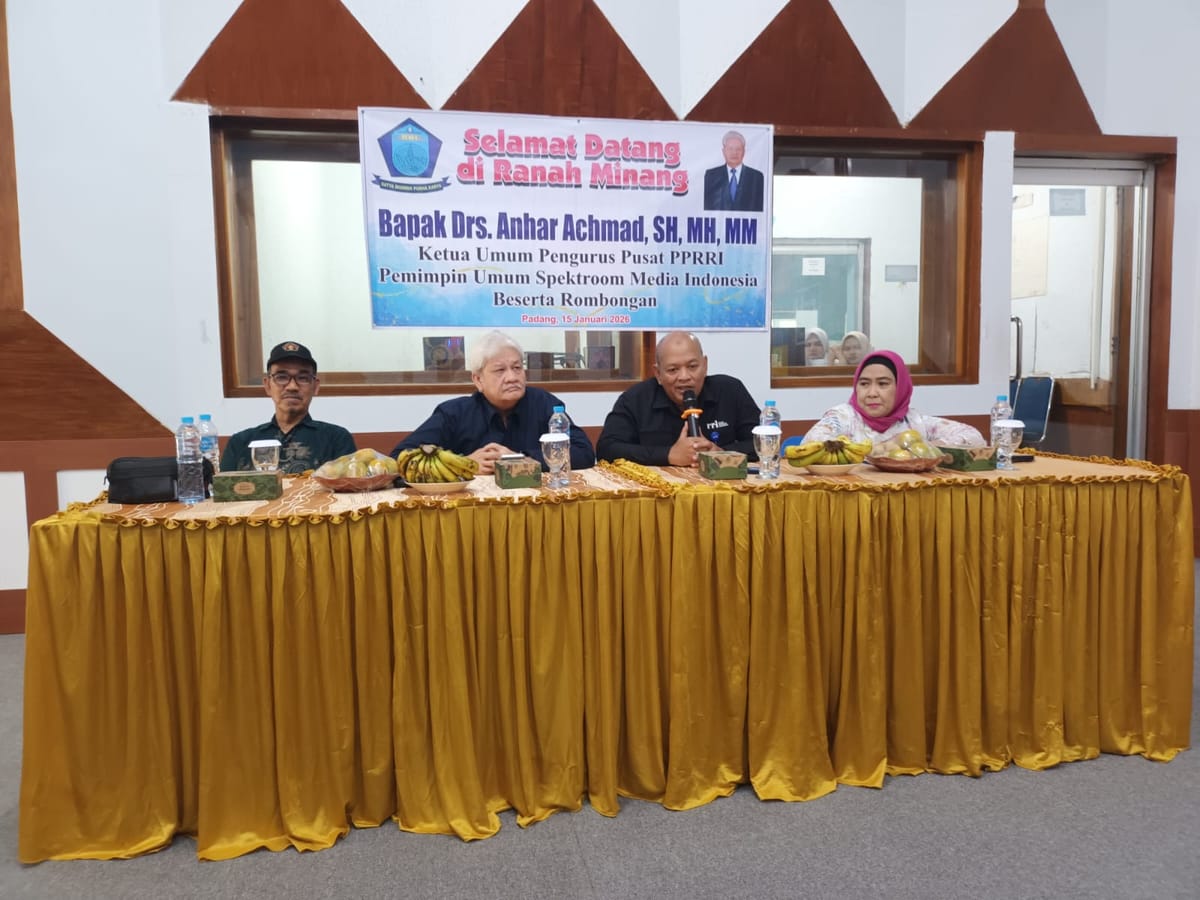 Ketua Umum Pengurus Pusat PPRRI Serahkan Bantuan untuk Anggota yang Terdampak Bencana di Kota Padang