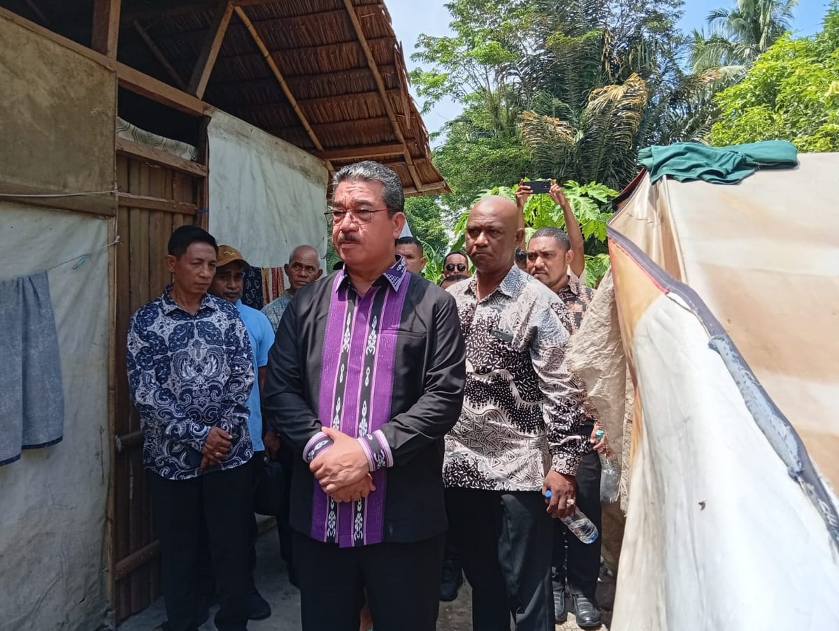 Gubernur Maluku tinjau lokasi pengungsian di Desa Kariu.  Persoalan mendasar perlu mendapat perhatian.