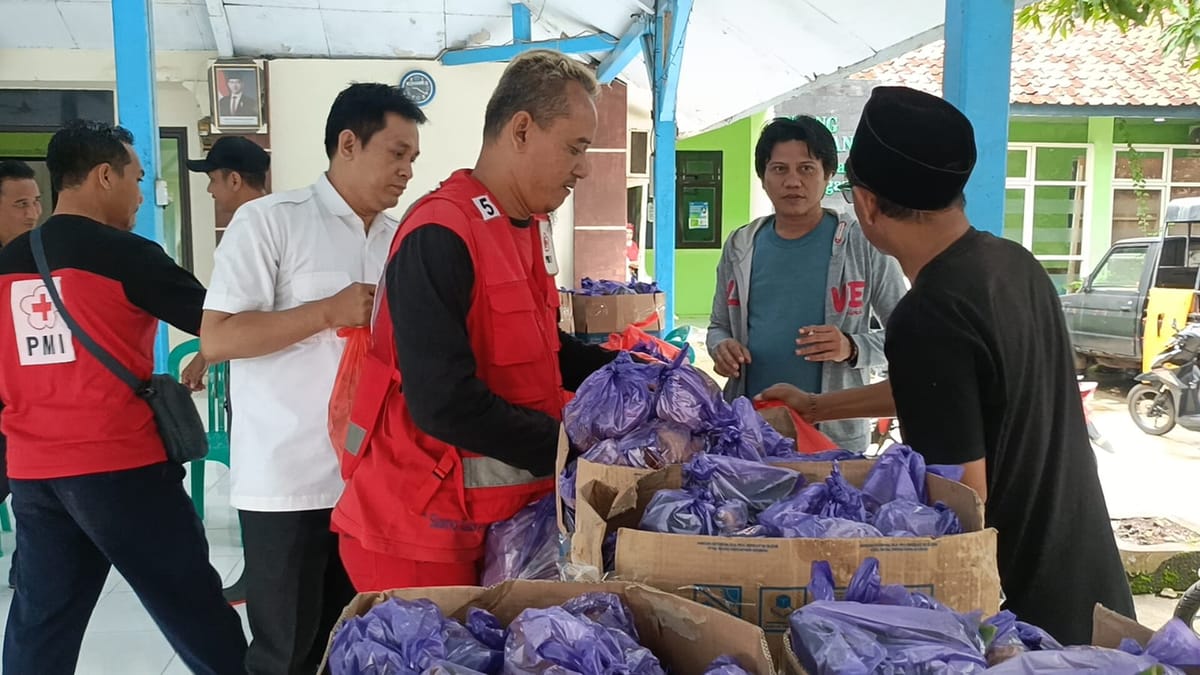 BPBD dan PMI Batang Bagikan Nasi Bungkus Kepada Warga Terdampak di Sejumlah Desa