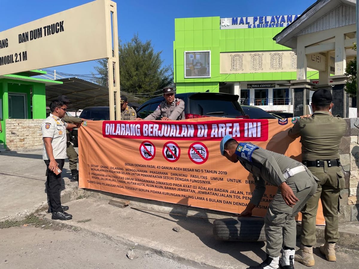 Satpol PP dan WH Minta Pedagang Tidak Berjualan di Depan MPP Aceh Besar