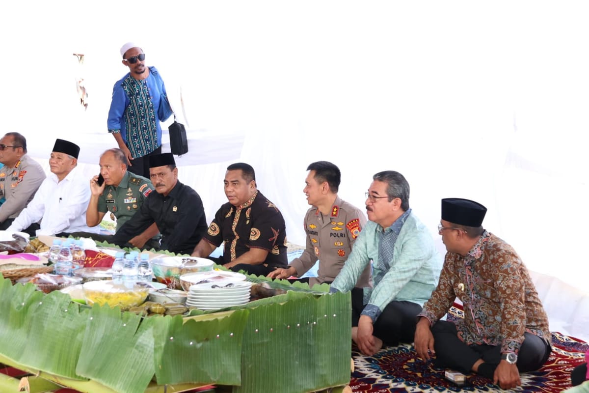 Makan Patita bersama dengan masyarakat Liang. Gubernur Maluku Tegaskan Perdamaian Negeri