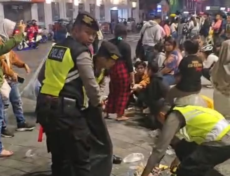 Perayaan  Tahun  Baru  Selesai Polisi Lakukan Gerakan Humanis Punguti Sampah  Berserakan
