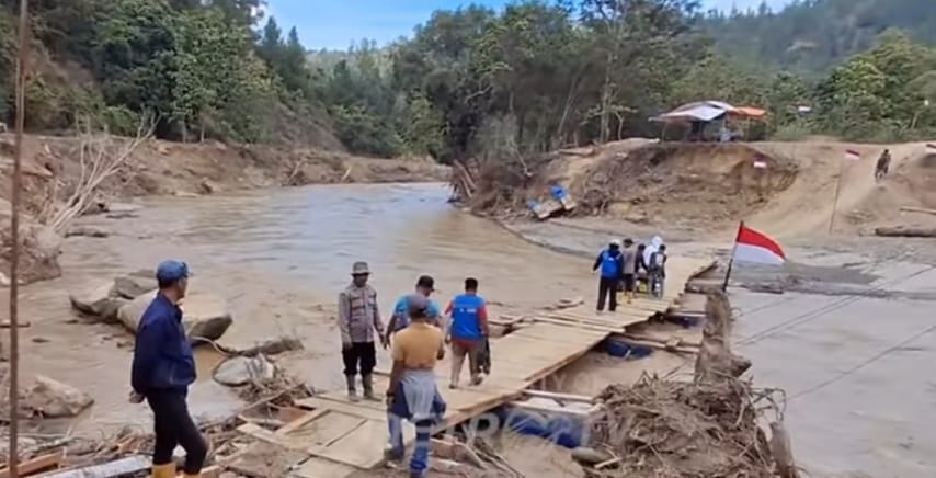 Tak Kenal Waktu dan Lelah Polri Bersama Warga Bangun Jembatan Darurat di Aceh Tengah