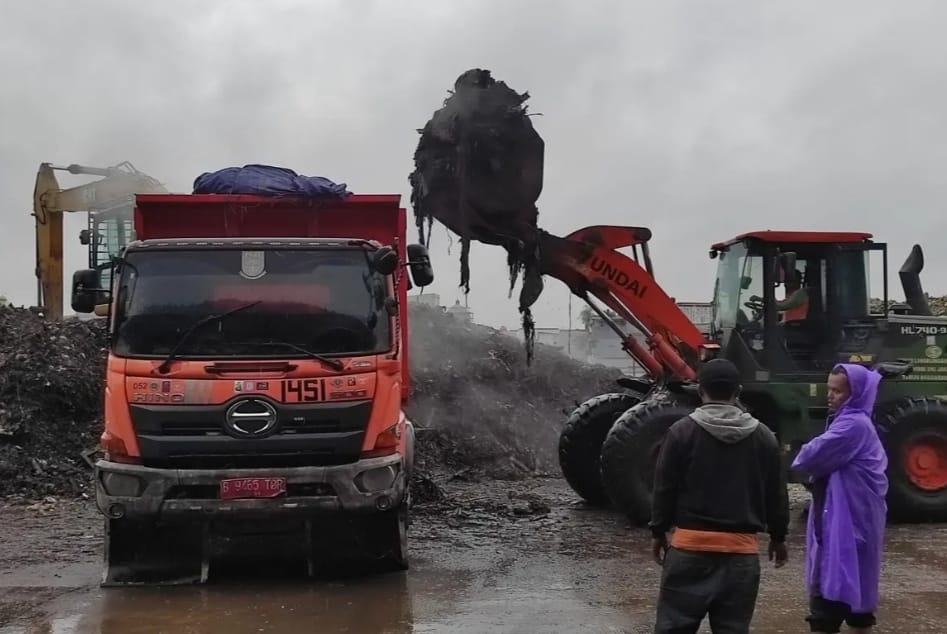 Tumpukan Sampah Di Pasar Induk Kramat Jati Jaktim  Telah Diangkut Ke TPSA Bantar Gebang