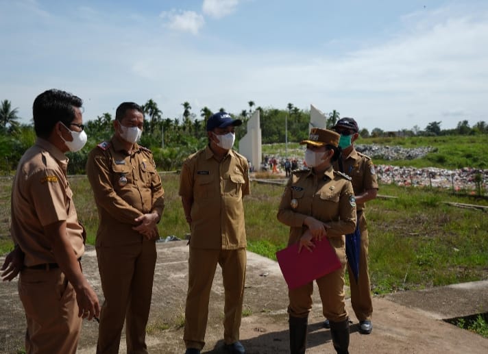 Atasi Masalah Sampah, Bupati Landak Karolin Tinjau Lokasi TPA