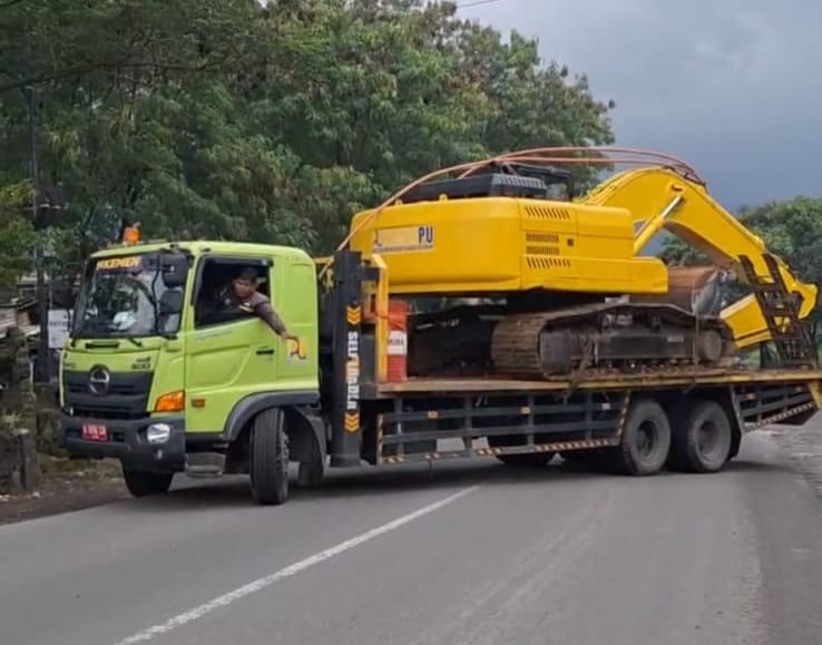 Respons Cepat Bencana Longsor  Bandung Barat, Kementerian PU Kerahkan Alat Berat dan  Air Bersih Bagi Pengungsi