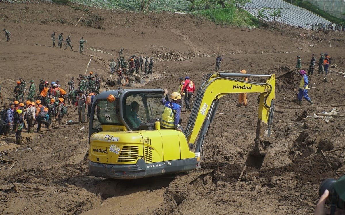 Menteri PU  Menginstruksikan Pengerahan Alat Berat Secara Terpadu Percepat Penanganan Longsor Bandung Barat