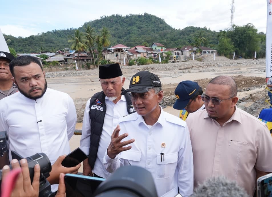 Menteri Dody Tinjau Penanganan Tanggap Darurat dan Rehabilitasi Rekonstruksi Sungai Kuranji di Sumatera Barat