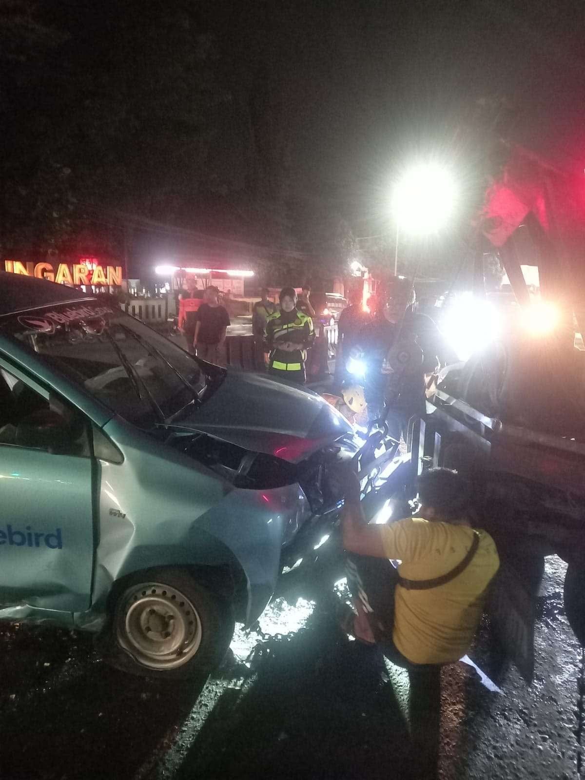 Diduga Mengantuk, Taxi Tabrak Mobil Lain Dari Arah Berlawanan