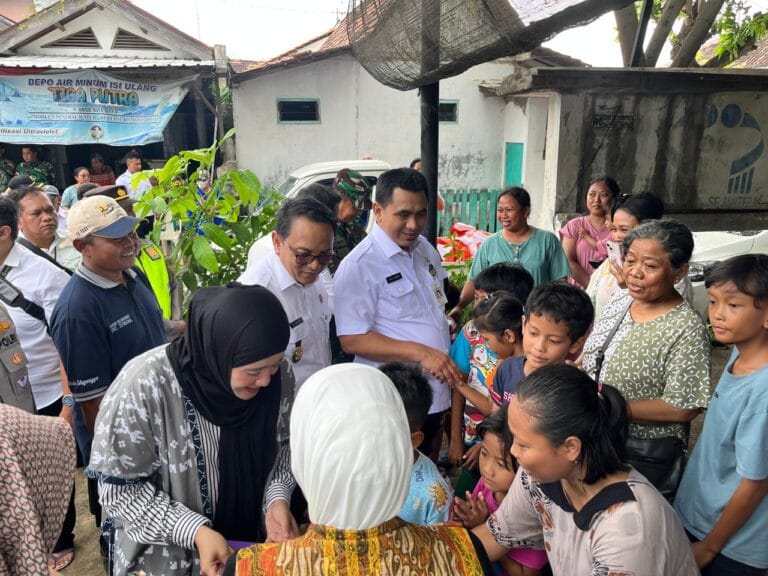 Warga dan Anak-anak Sekolah Sumrigah Mendapat Kunjungan Nawal Arafah Yasin
