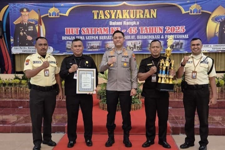 Kapolres Jember Berikan Penghargaan kepada Satpam UNEJ atas Dedikasi dan Profesionalisme