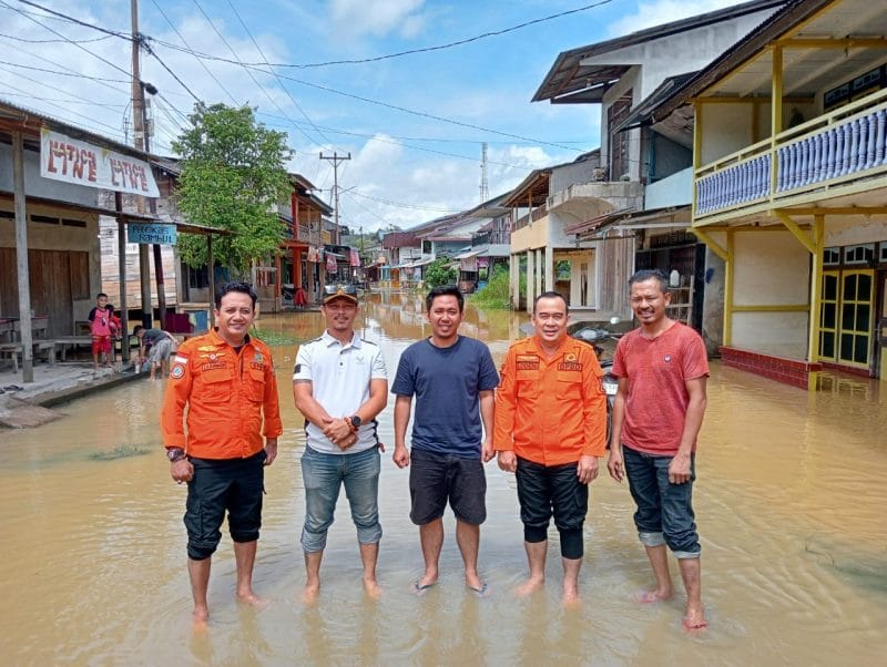Banjir Setinggi Lutut Kepung Pasar Darit, Aktivitas Warga Tersendat