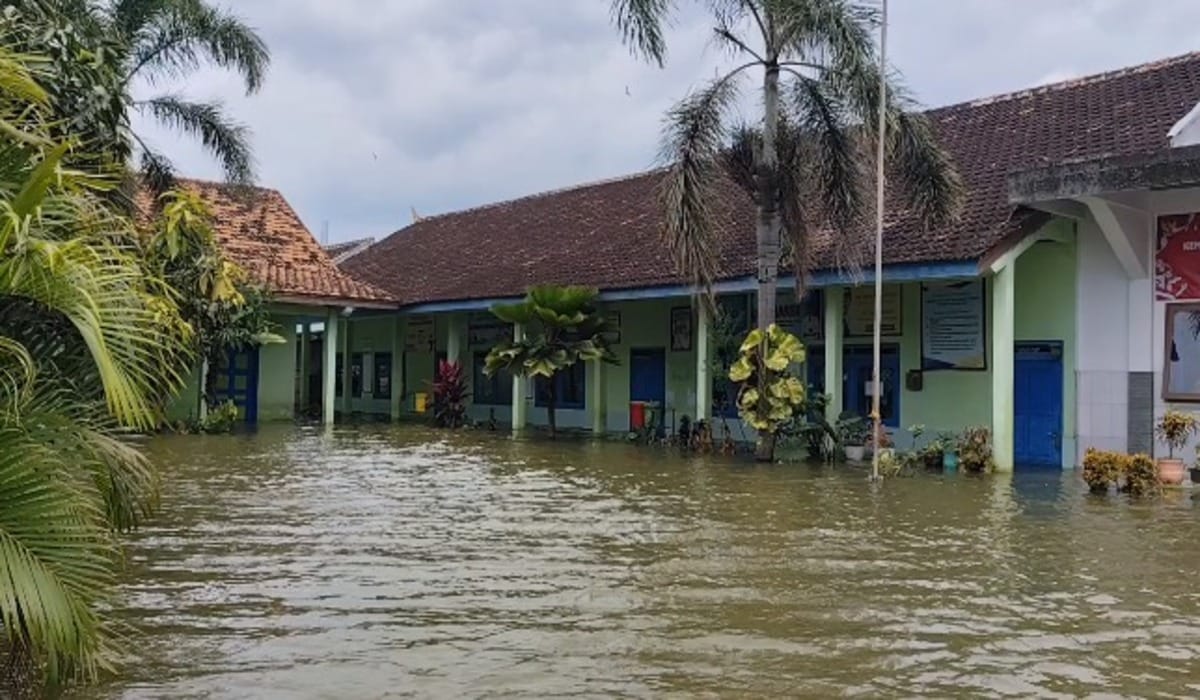 Kondisi Sekolah Terendam Banjir, Siswa SD Belajar dari Rumah