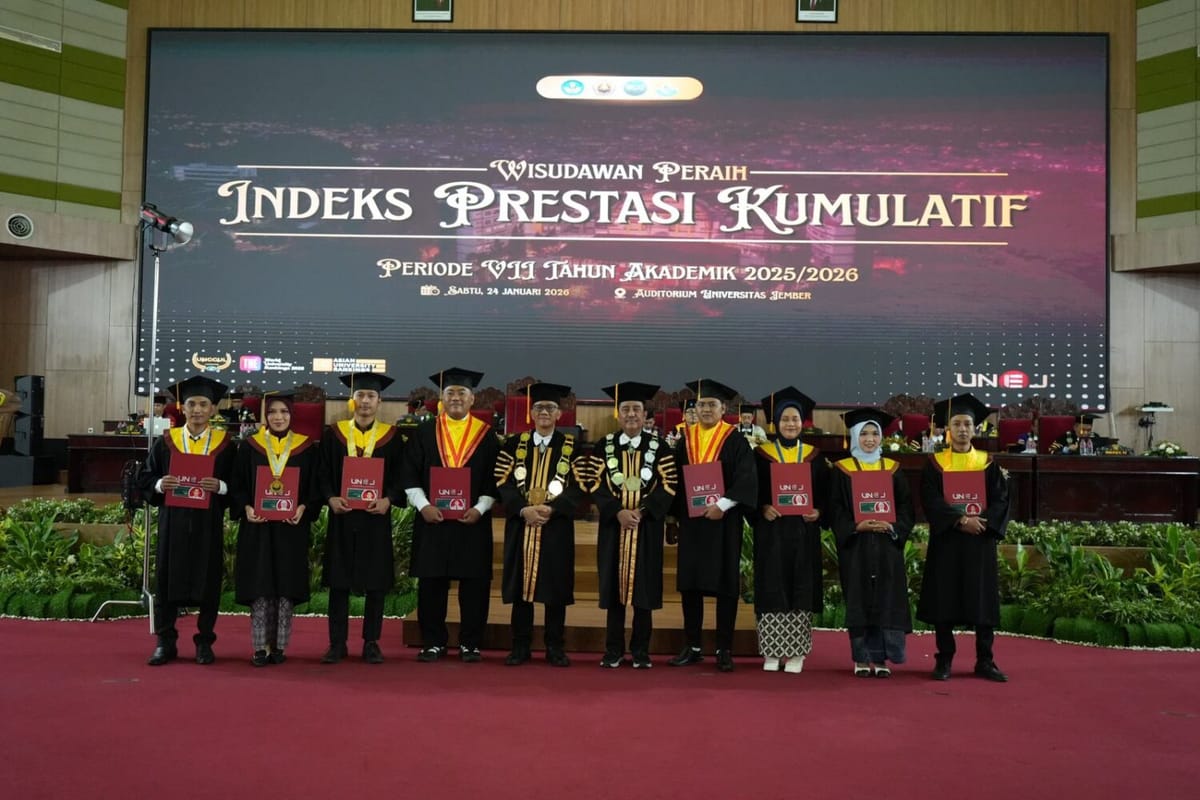 Wisuda UNEJ, Rektor : Dunia Kerja Tidak Hanya Mencari Yang Pintar Saja