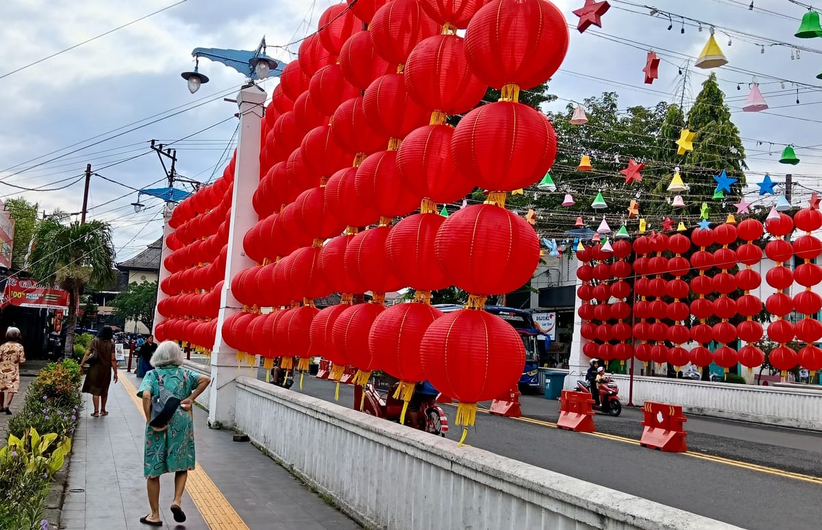 Sambut Imlek 2026, Lampion Mulai Terpasang di Kawasan Pasar Gede Solo
