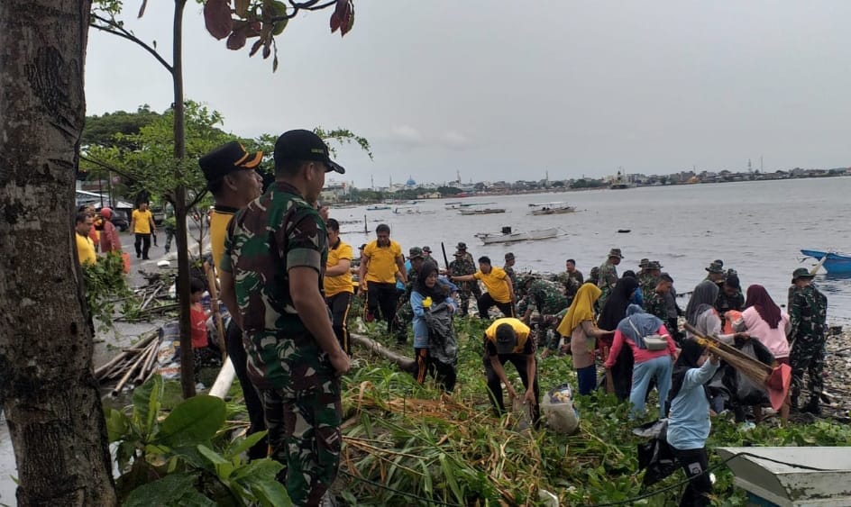 Kerja Bakti  Jumat Bersih, TNI-Polri dan Pemkot Parepare Bikin ASRI Pantai Anjungan Cempae