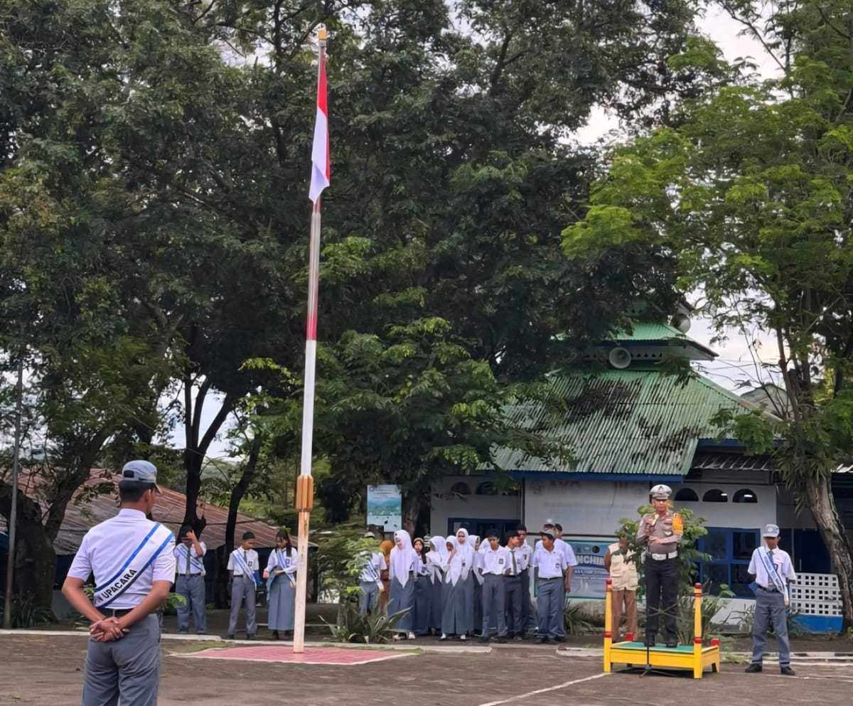 Upaya Penyelamatan Pengendara Sat Lantas Polres Parepare lakukan Police Goes To School di SMK 2