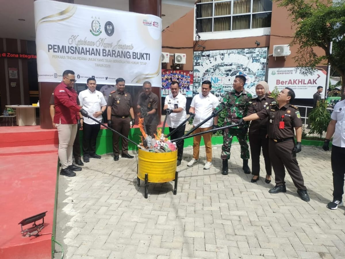 Kejaksaan Negeri Jeneponto Musnahkan Barang Bukti Ribuan Obat Daftar G