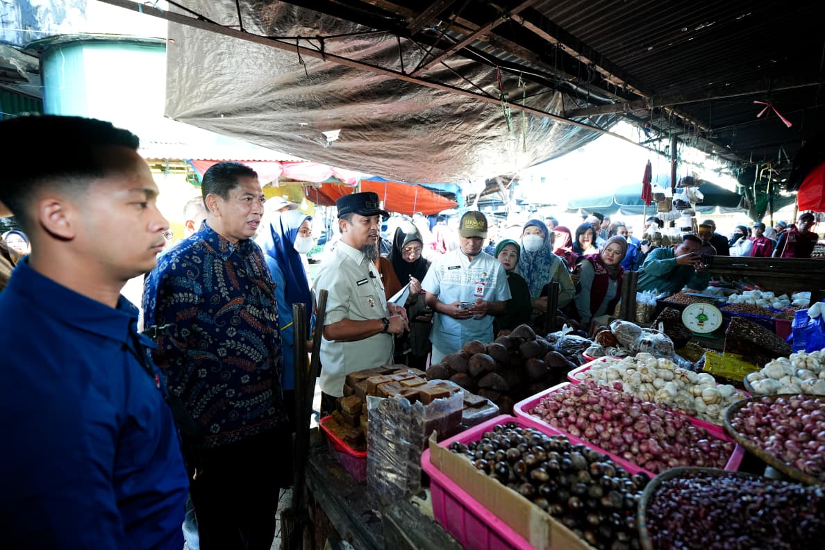 Sidak Pasar bersama Forkopimda,Gubernur Sulsel : Harga Sembako Relatif Terkendali