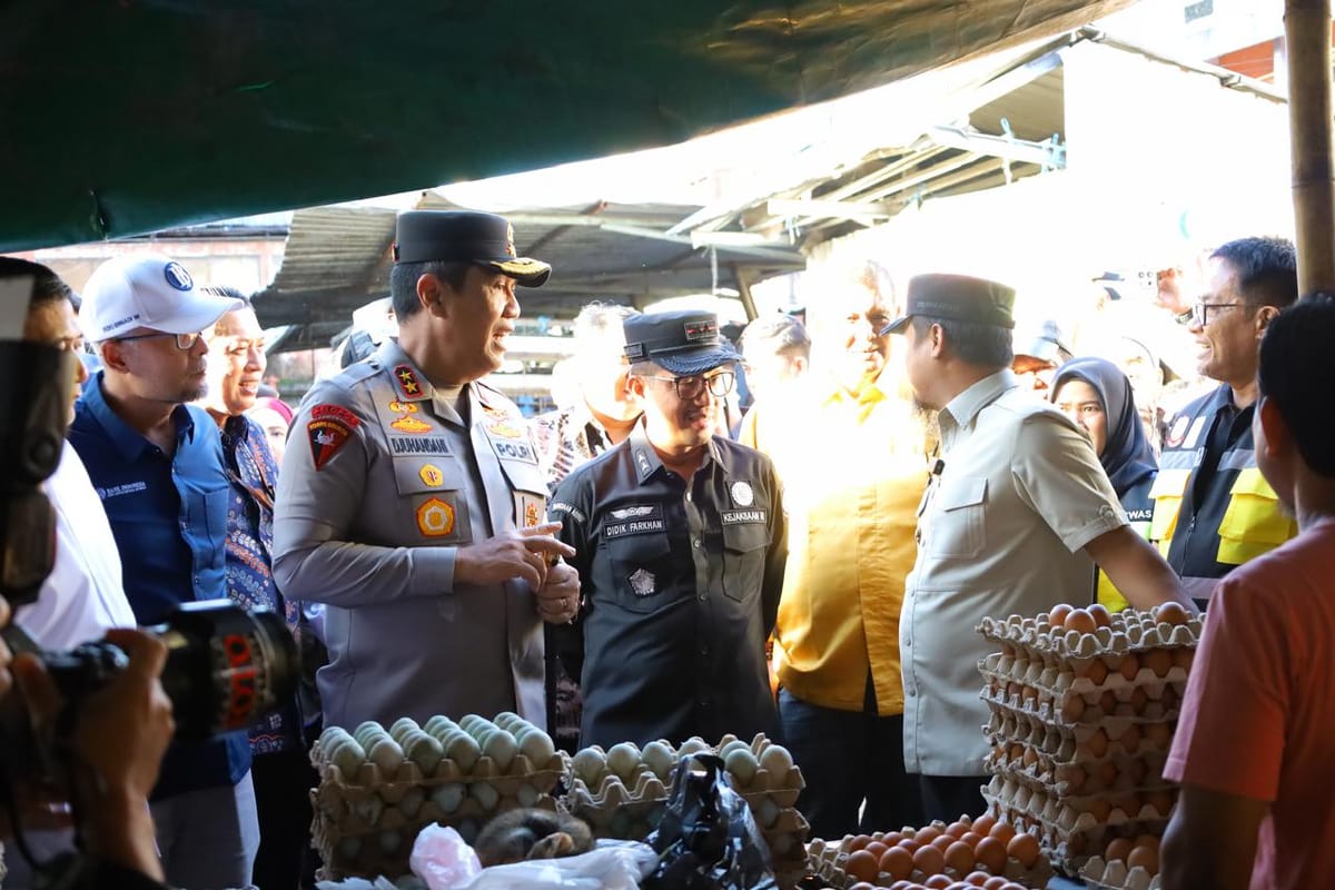 Kapolda Sulsel Bersama Gubernur Tinjau Harga Bahan Pokok di Pasar Terong Makassar