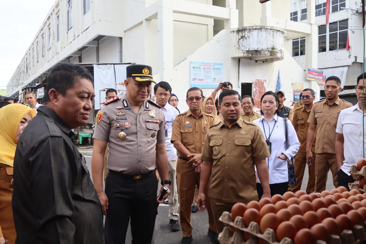 Kapolres Parepare Dampingi Walikota Pantau Harga Sembako di Pasar Lakessi