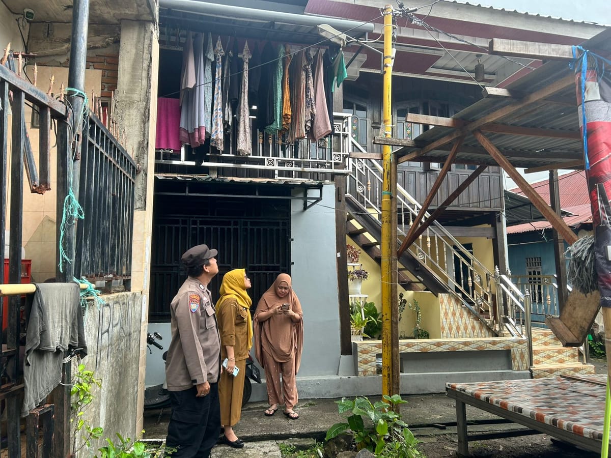 Bhabinkamtibmas dampingi aparat kelurahan periksa lampu lorong warga