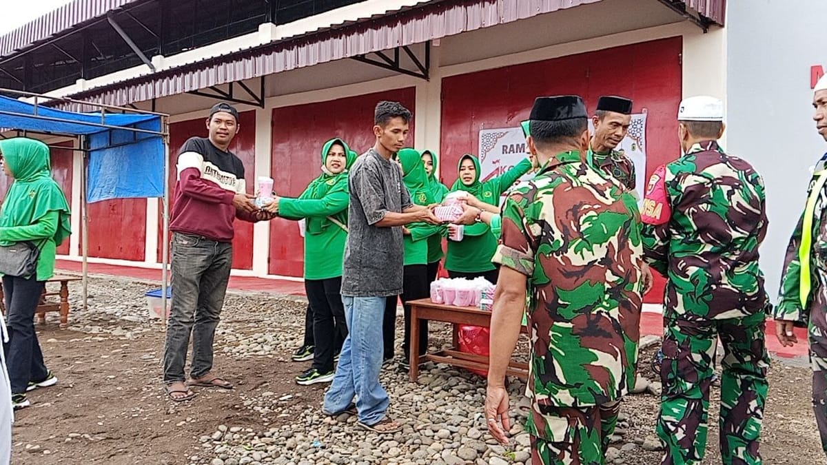 Koramil 01/Binamu Bagikan Takjil Gratis, Pererat Kedekatan TNI dan Masyarakat di Desa Paitana