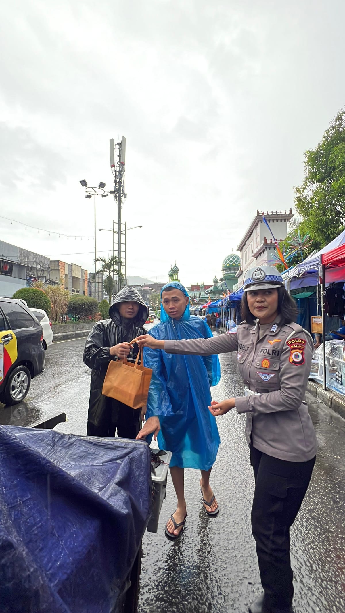 Polantas Polda Maluku Berbagi Takjil untuk Pengendara di Hari Ketiga Ramadhan