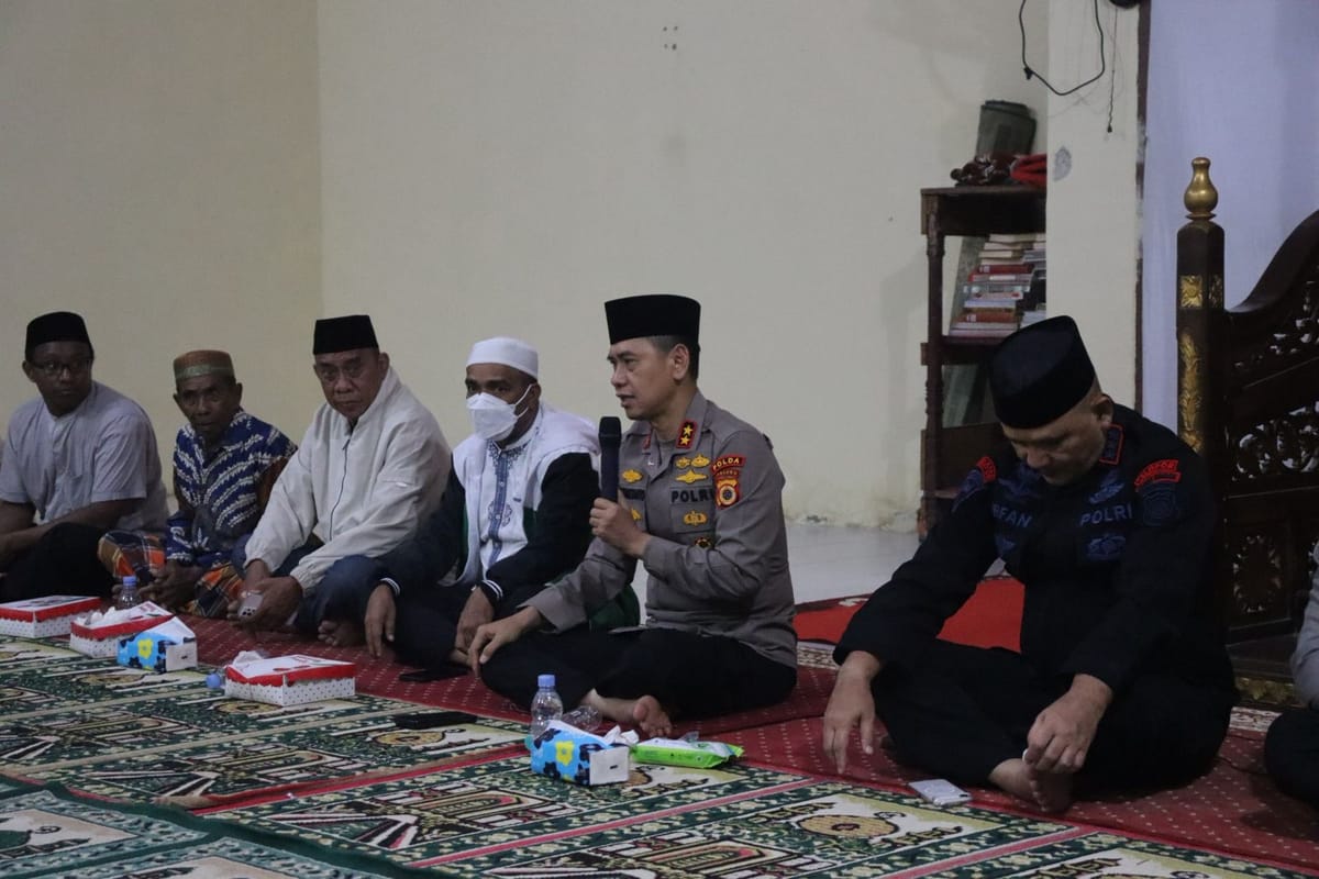 Usai Pimpin Acara Perjanjian Damai, Kapolda Maluku Sholat Magrib dan Buka Puasa Bersama Warga Fiditan Tual
