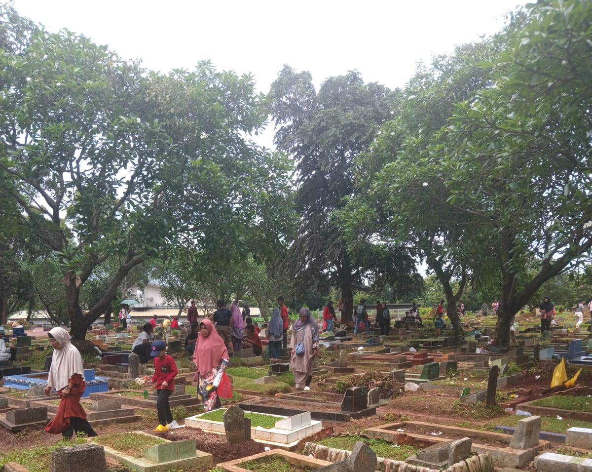 TPU Kebon Nanas Padat Peziarah Jelang Puasa Ramadan 1447 H