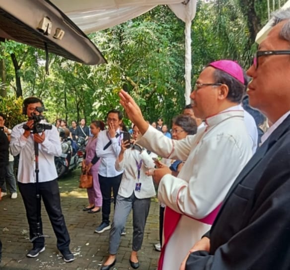 Uskup Agung Mgr. Robertus Pimpin Misa Pemberangkatan Jenazah Yohanes Budi ke Peristirahatan Terakhir