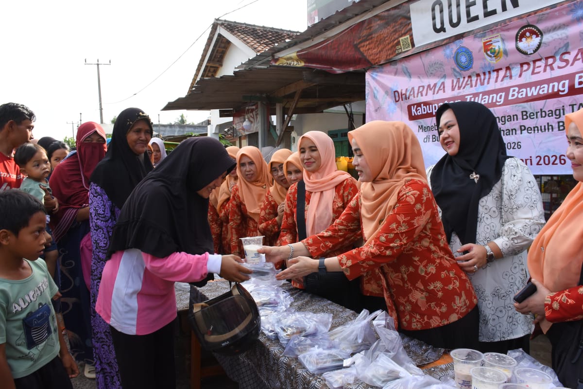 DWP dan TP PKK Tubaba  Bagikan Takjil di Tiga Lokasi Berbeda