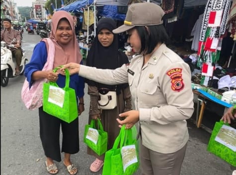 Ramadhan Penuh Makna, Polda Maluku Tebar Kepedulian Lewat Aksi Berbagi Takjil di Ambon