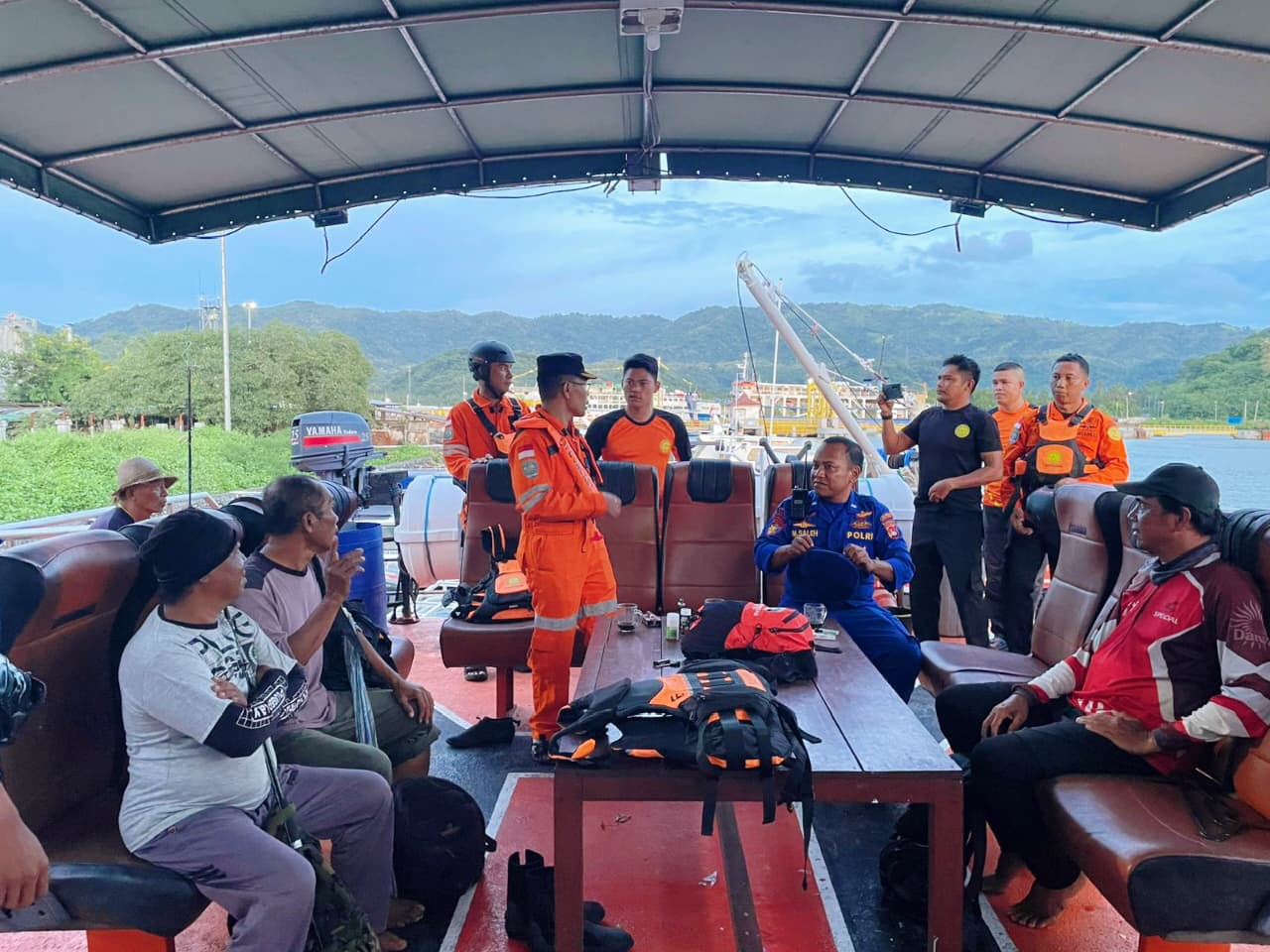 Tim SAR Gabungan Evakuasi 6 Pemancing Usai Perahu Terbalik di Gili Rengit