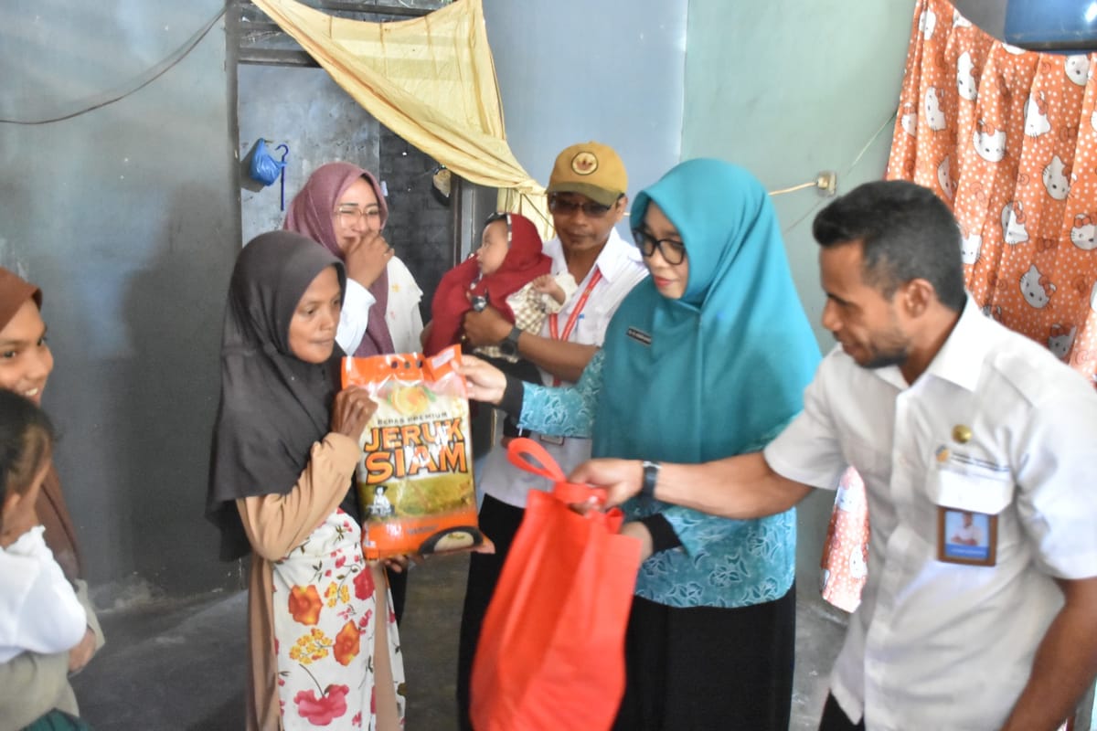 Aksi Nyata Cegah Stunting, Ketua TP PKK Malut Salurkan Bantuan GENTING di Oba Utara