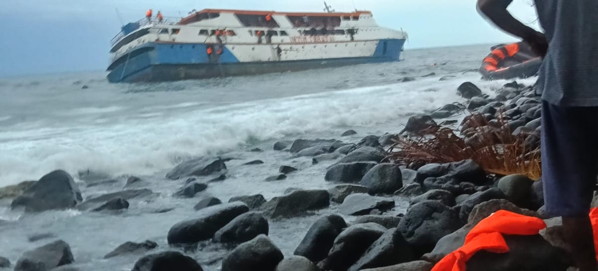 Kapal KM. Intim Teratai Mengalami Kandas Di Perairan Makian Halmahera Selatan
