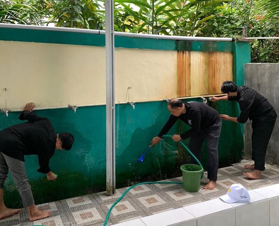 Ramadan Berseri 1447 H, Mahasiswa BCB UIN Palangkaraya Bersihkan Masjid Raudhatul Amin