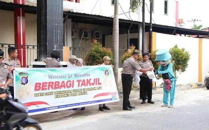 Rumkit Bhayangkara Bagi Takjil dan Tebar Empati di Ramadhan 2026
