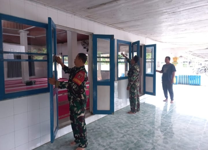 Peduli Kebersihan Rumah Ibadah, Anggota Kodim 1002/HST Bersihkan Masjid Al Fata